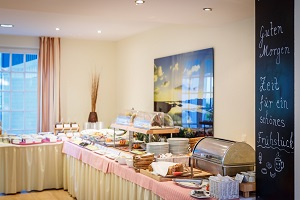 Fruehstuecksbuffet in der Kuenstlerherberge