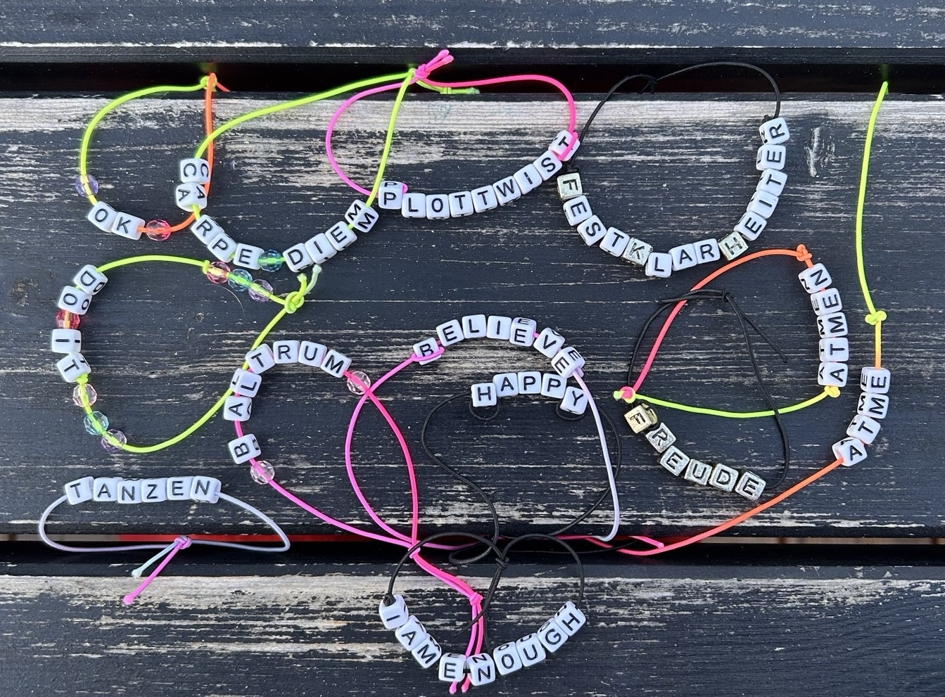 Armbänder mit Sprüchen
